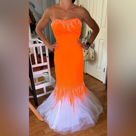 Vintage bright orange ball gown, perfect for a Halloween costume - Picture 8 of 10